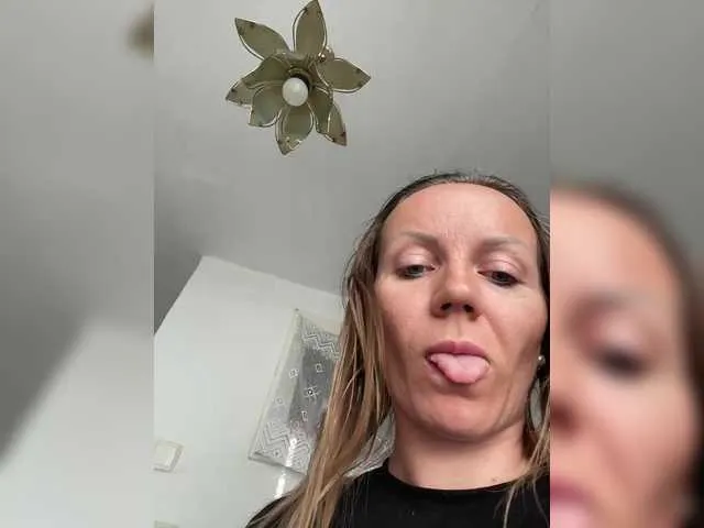 MiaLiaHot free chat on liveonude Image 12