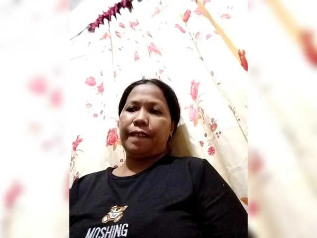 miaknox free chat on liveonude Image 12