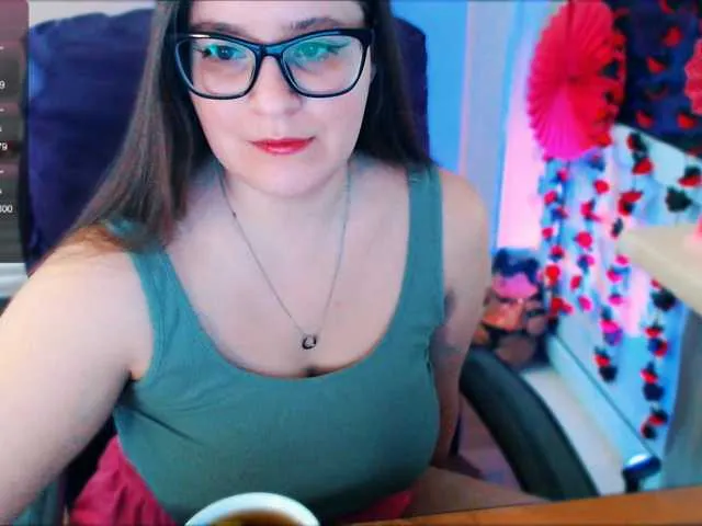 Elizabeth-3 free chat on liveonude