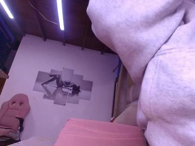 holly0550 free chat on liveonude Image 9