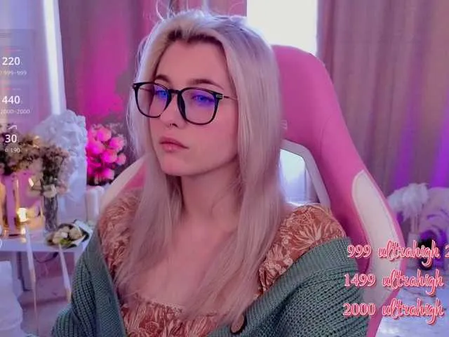 HoneyCherry free chat on liveonude