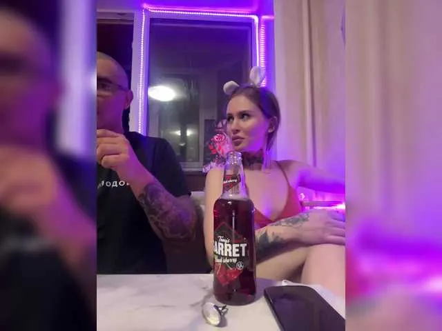 MiaLiaHot free chat on liveonude Image 13