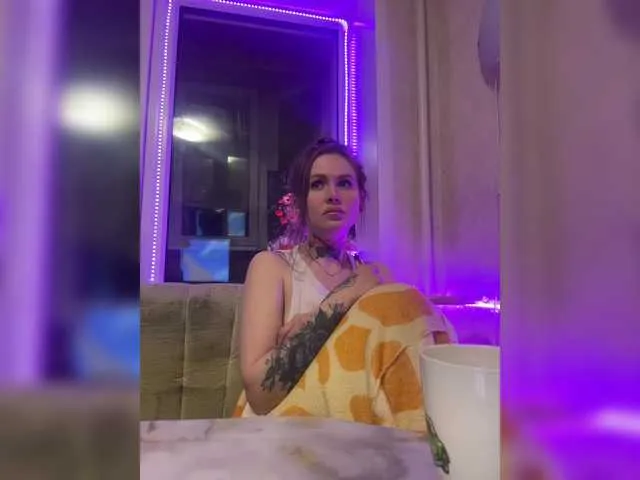 MiaLiaHot free chat on liveonude Image 15