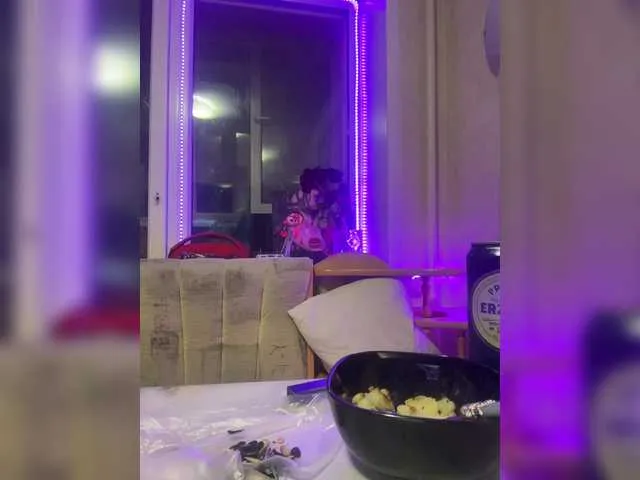 MiaLiaHot free chat on liveonude Image 3