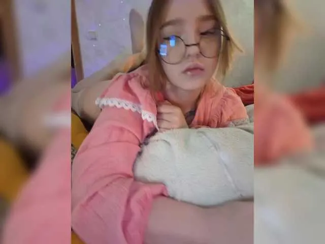 LittleDelora free chat on liveonude