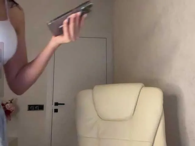 MiaLiaHot free chat on liveonude Image 5