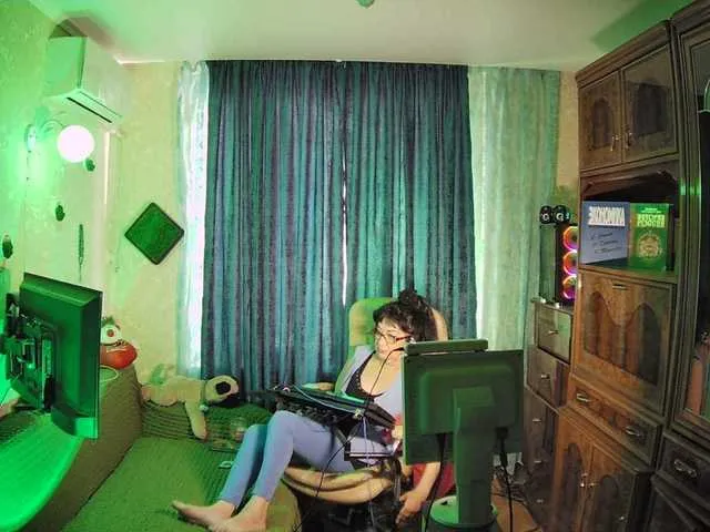 escar_let free chat on liveonude Image 14