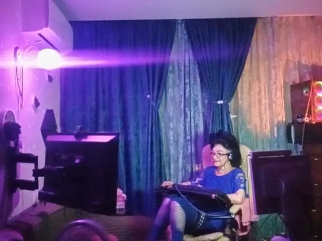 escar_let free chat on liveonude Image 2