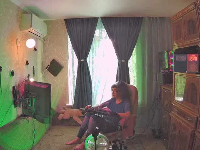 escar_let free chat on liveonude Image 6