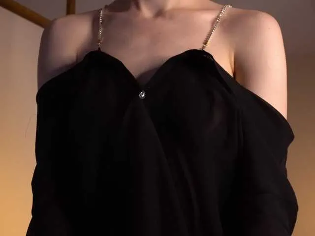 miacolucci_18 free chat on liveonude Image 6