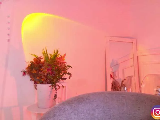 escar_let free chat on liveonude Image 7