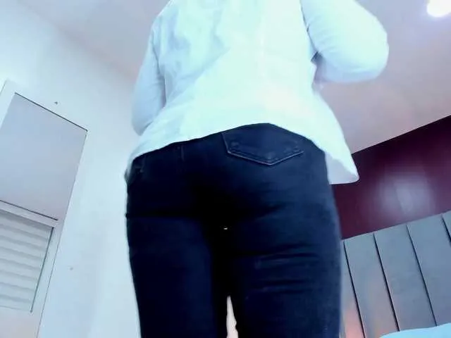 MiaLiaHot free chat on liveonude Image 3