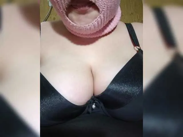 MiaLiaHot free chat on liveonude Image 10