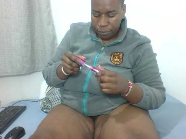 miaknox free chat on liveonude Image 2