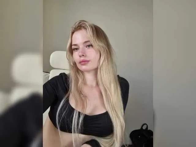 MiaLiaHot free chat on liveonude Image 4