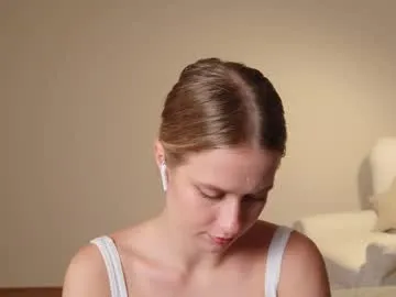 MiaLiaHot free chat on liveonude Image 10