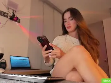 miaknox free chat on liveonude Image 19