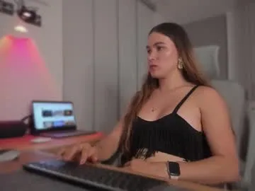 miaknox free chat on liveonude Image 7