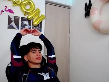 kiss_whitee free chat on liveonude