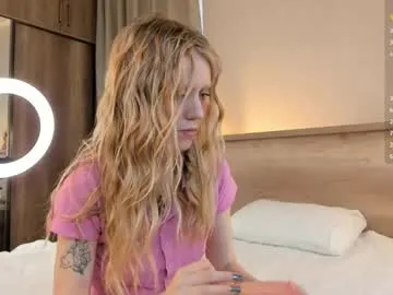 lory34 free chat on liveonude Image 3