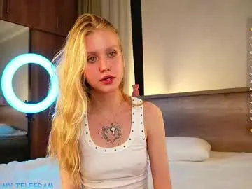 lory34 free chat on liveonude Image 8