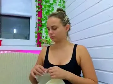 MiaLiaHot free chat on liveonude Image 16