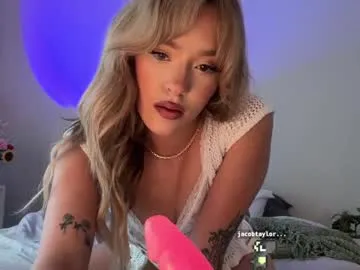 MinniMia free chat on liveonude Image 4